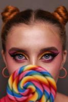Candy Pop Make-up cu ochi colorați și buze nude
