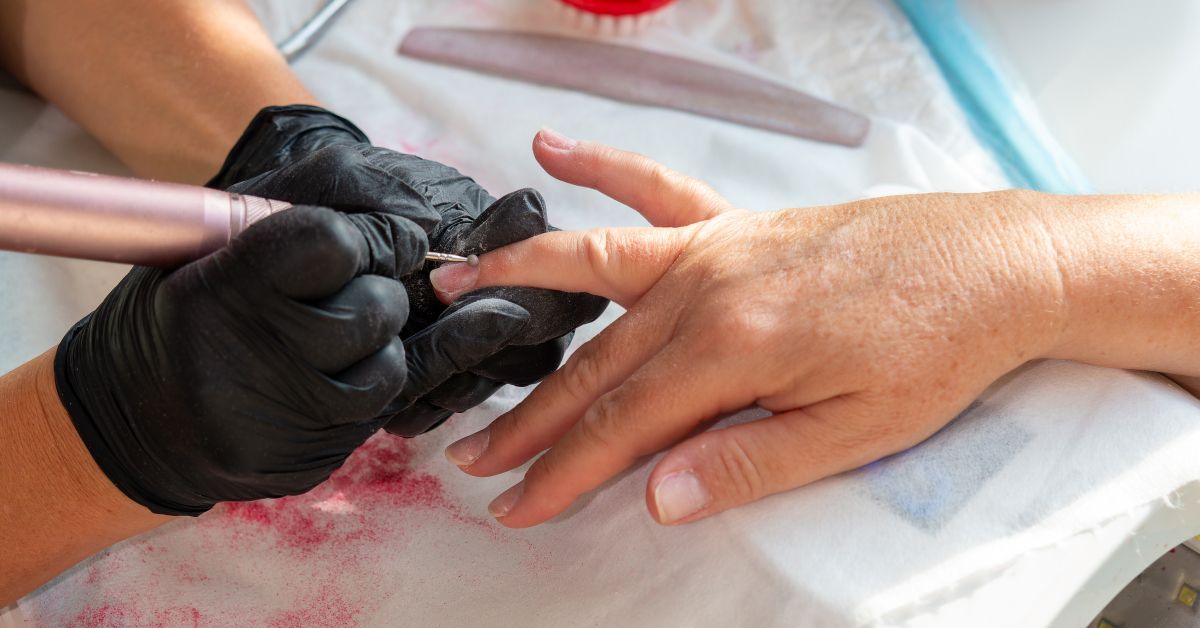 Cum să îți îndepărtezi gelul UV fără să-ți afectezi unghiile