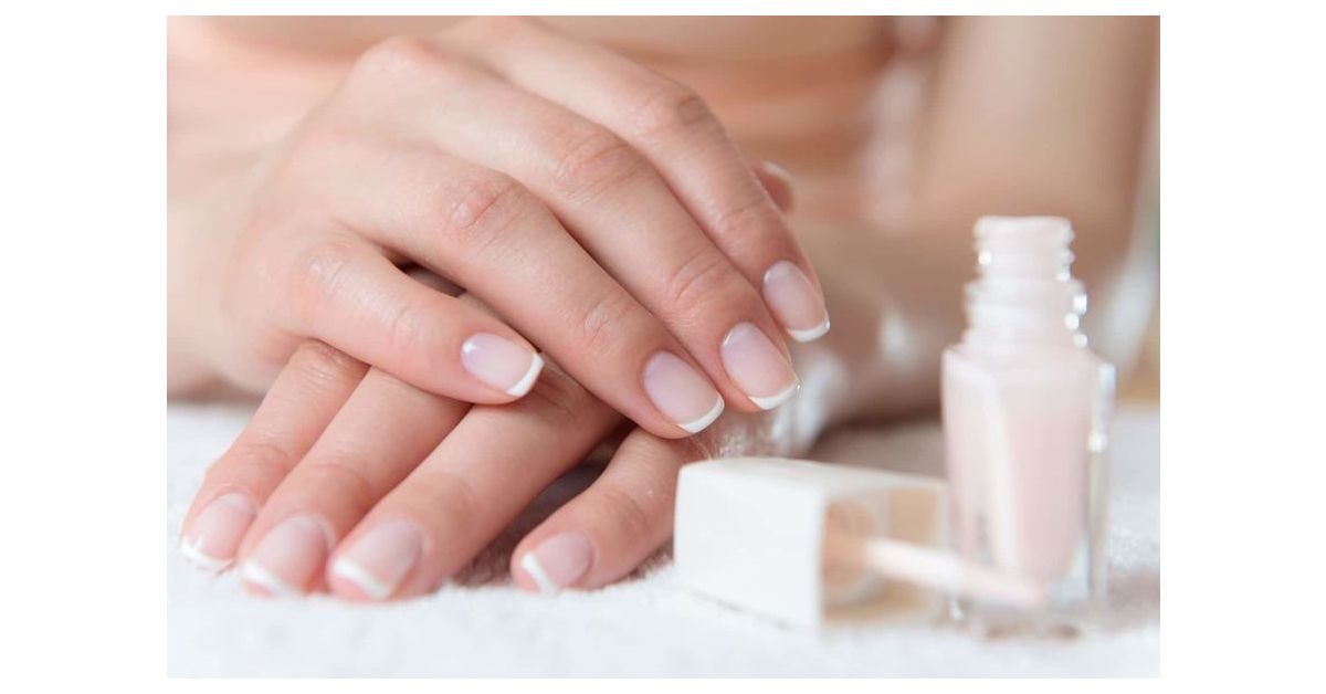 Manichiura French cu Tipsuri Reutilizabile de la NailsUp: Eleganță, Eficiență și Sustenabilitate